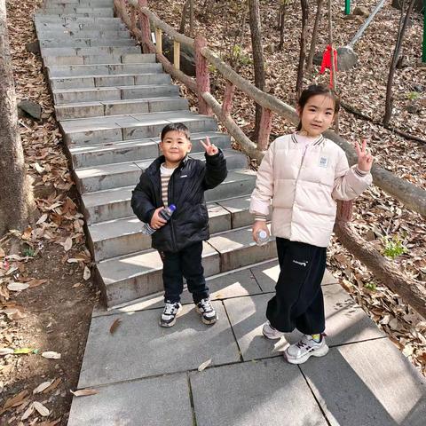 桐桐和硕硕的快乐童年时光