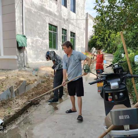 王五镇新坊村委会开展周末卫生大扫除活动