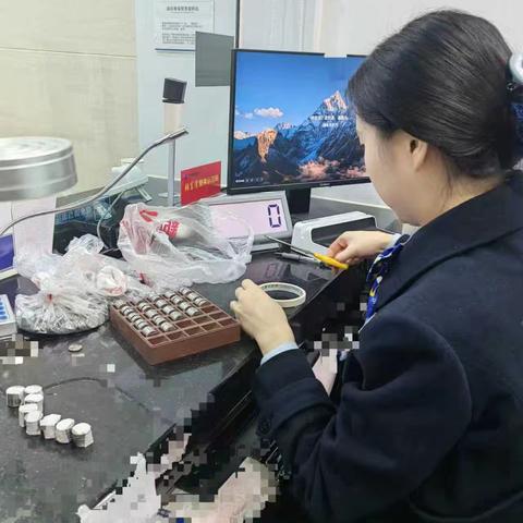 硬币换大钞，建设银行德阳分行员工“数”出冬日温暖