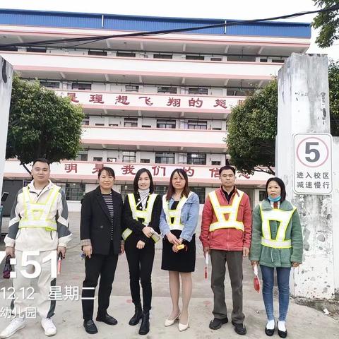 分享县西小学六（6）班家长护岗，今日最靓丽的风景线，我们的志愿红