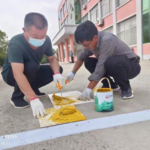 【强镇筑基在行动】国庆假期别样风采，校领导携师共筑校园新貌