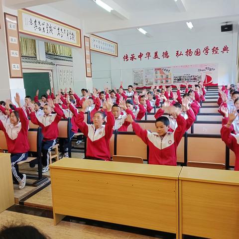 2023年秋季学期芒市江东中学七年级 青春飞扬、健康向党——“课桌舞比赛”