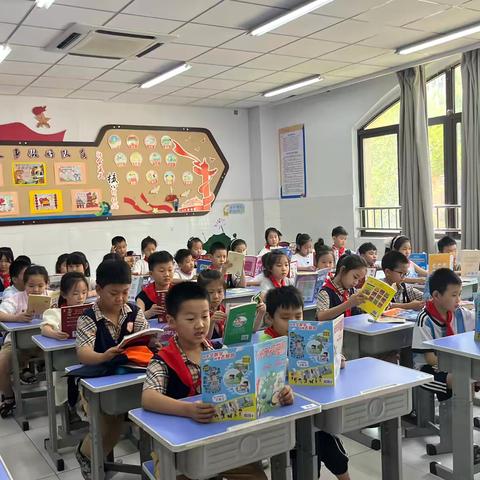 “深耕阅读路，闻得百花香”                             ——二年级11班班级读书活动