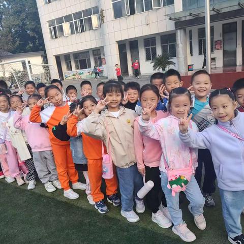 快乐于行，研学于心                      --护国小学一（2）班秋日“盛世闻樱”研学之旅！