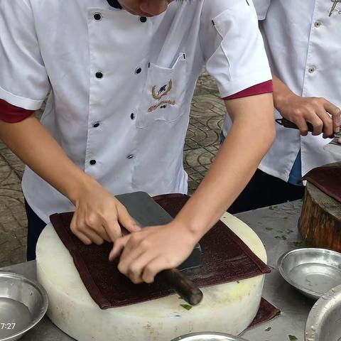 三月春“锋”暖  “益”起学雷锋——食品工程系团总支开展磨刀志愿服务活动