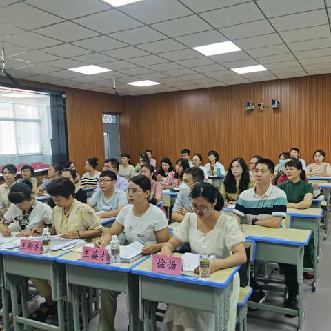 聆听专家建议 促科研之方舟——屯昌中学课题研究前期调研活动汇报会