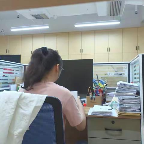 初入事务所的财务管理实习生