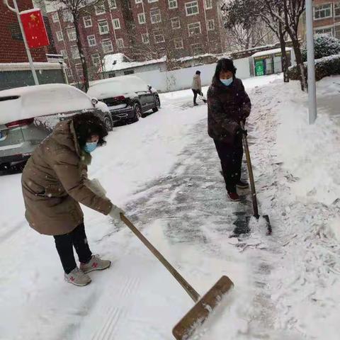 小区清理积雪，方便村民出行。