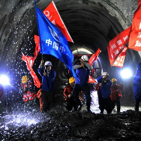 见证大田铁路通车时刻   感谢建设者友人情谊双丰