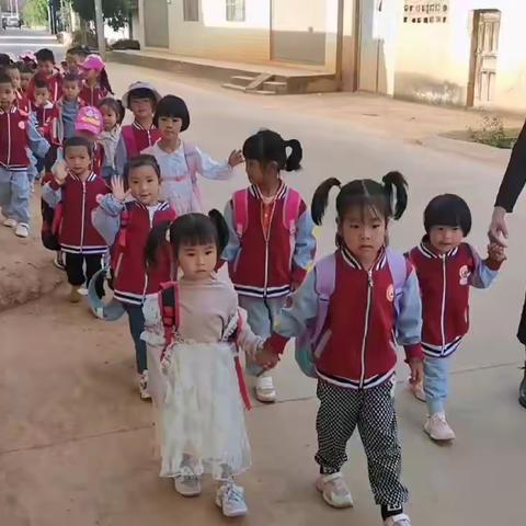 麻舍所幼儿园小班秋游活动