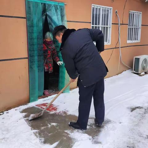 雪天“敲门活动”温暖老人心