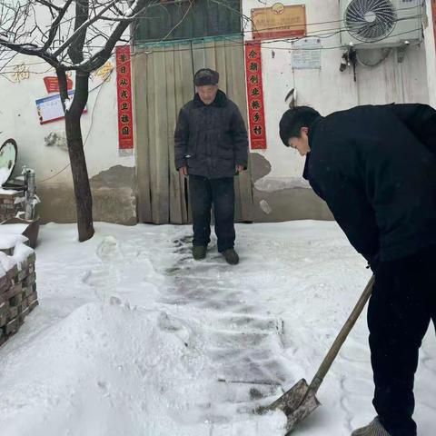 扫雪的手，暖心的意，让寒冬也变的温暖