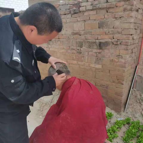 网格员变身“理发师”关爱老年人