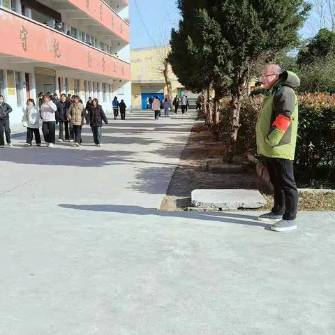 坚守岗位护桃李，寒风吹不散师心——遂平县和兴镇初级中学教师校园值班工作