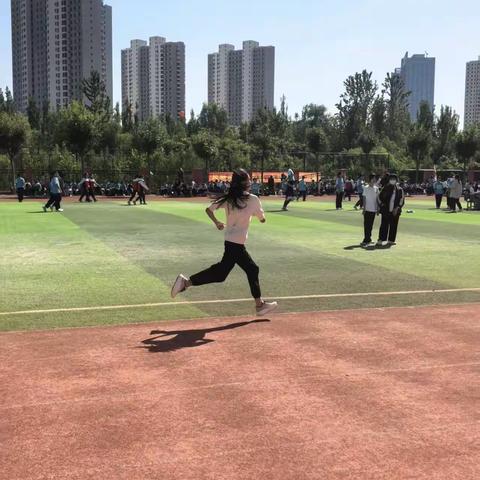 运动场上的青春风采：友谊与拼搏同行