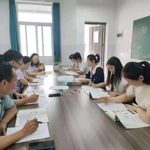 立足教研，夯实教学——四年级数学教材分析会