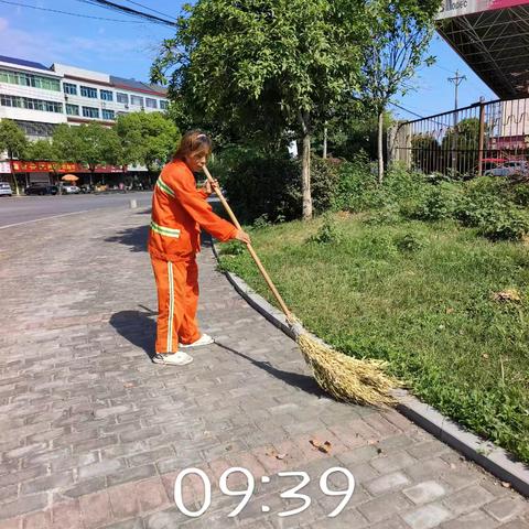 高温下的环卫“战士”     用汗水擦亮城市环境
