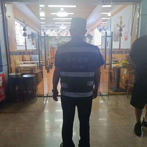 凤凰山街道执法中队开展夜间临街商铺外摆整治行动