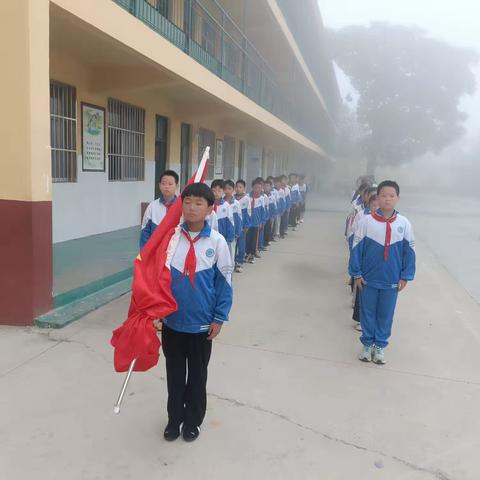 【全环境立德树人】堂邑镇中心小学举行以“喜迎国庆，欢度中秋”为主题的升旗仪式