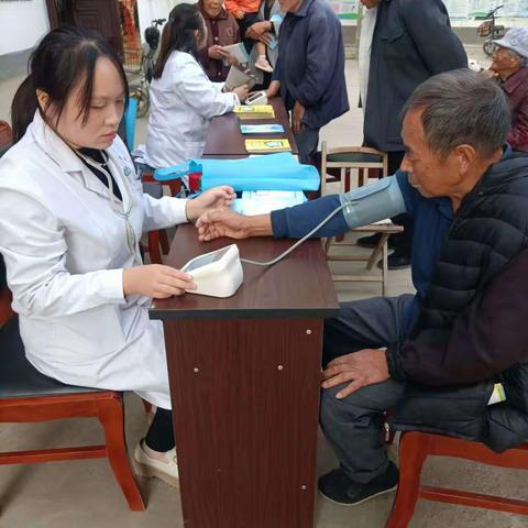 半堤镇卫生院开展服务百姓义诊活动