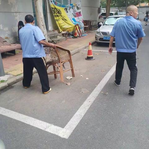 城管进社区 整治霸占车位行为，打造有序停车环境
