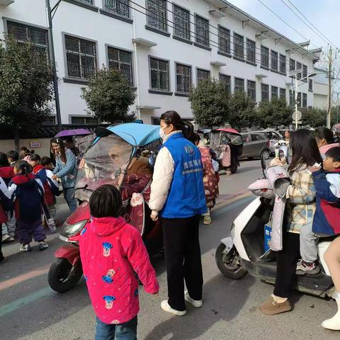 下元社区助力校园安保：共筑放学安全防线