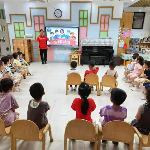 “童”心筑梦 劳动启行——海口市滨涯幼儿园小班组五一劳动节活动