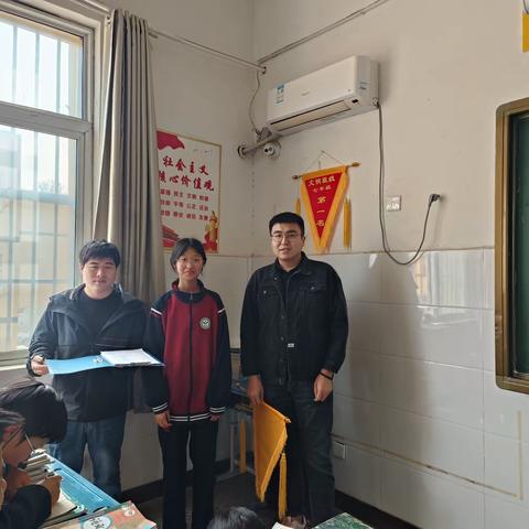 争先创优树标杆  流动红旗展风采  ——韩垓镇初级中学流动红旗颁发