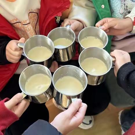 【“食”光美味，“育”见美好】——王场幼儿园食育课《自制奶茶》