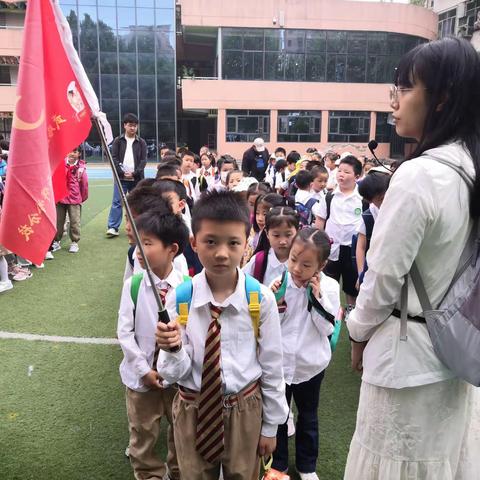 春景启新图 少年绘未来