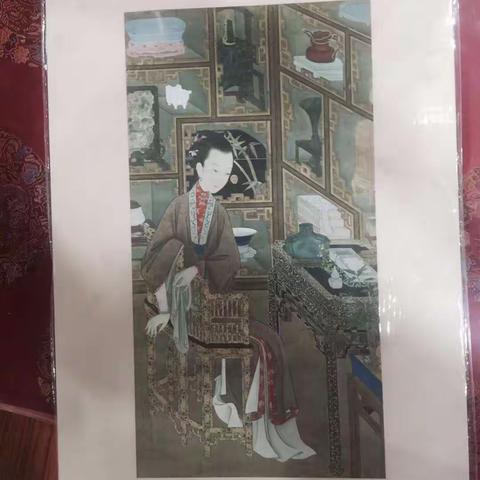 从一幅清代绘仕女人物画中、画里古代作者在画中所绘案几中摆放的几件古董中，在当时就已经被人视为、珍贵的名瓷￼。画在这幅画里形成这幅画的构图，不无表现古代人在当时也很盛世收藏。紫霄轩撰文。