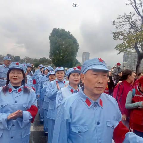 红军不怕远征难，风雨无阻勇向前。 --市老体协音乐舞蹈分会积极组织参加全国老年人健步走大联动（宁国分会场）活动。