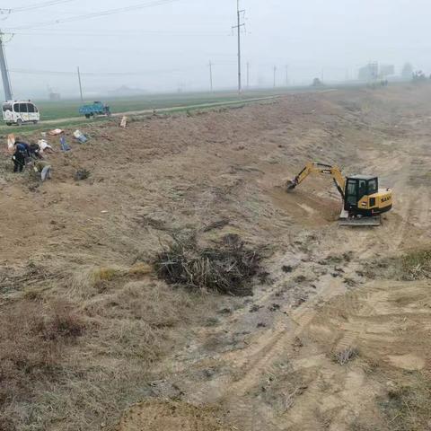 平固店镇持续开展河道秸秆清运工作