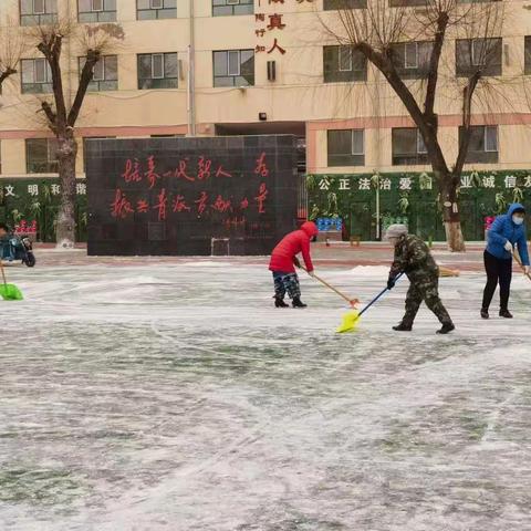 瑞雪满校园，除雪保平安——贾小庄小学开展校园安全排查及除雪工作