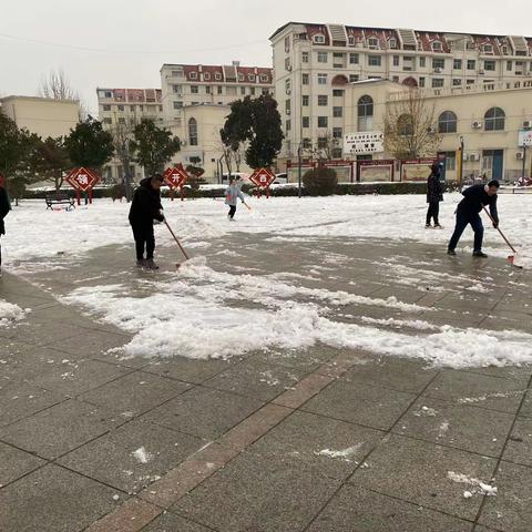 “扫雪除冰，情暖人心”——开西社区开展扫雪除冰行动