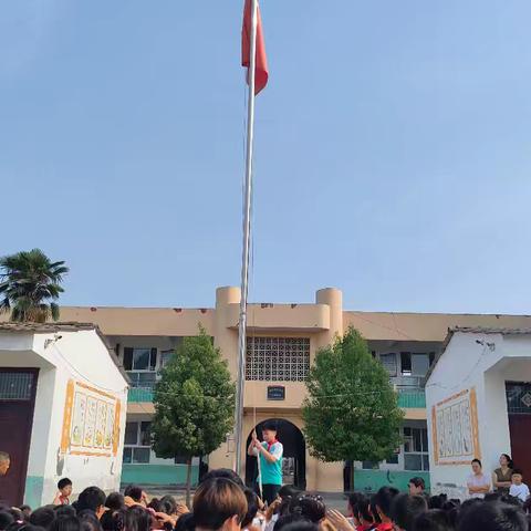 无量寺乡陈寨庙小学周一升旗仪式暨五月份书法比赛颁奖典礼