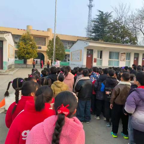 春风启新程 逐梦向未来——无量寺乡陈寨庙小学新学期升旗仪式纪实