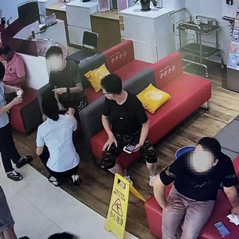 【安海成功支行】客户网点突发不适﻿，工行员工暖心守护