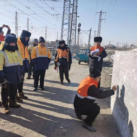 通辽南线路车间联合通辽南电务车间召开防联电学习现场会