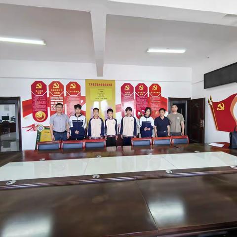 万年县关工委到实验中学发放“四失”青少年关爱基金