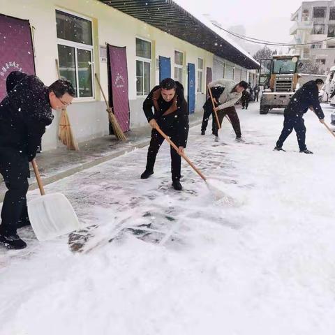 绥德县环境卫生所组织全体干部职工和环卫工人清扫城区积雪