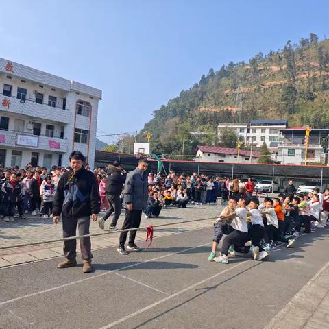 凝心聚力拔河赛 喜迎元旦展风采——南江中心小学“迎元旦”拔河比赛