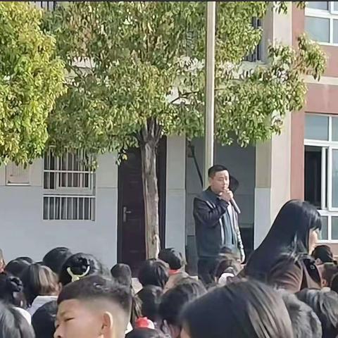 上集镇钟观小学举行消防演练及防踩踏演练活动