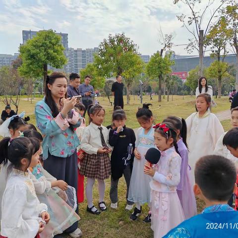 二年级周末户外诗词大会—记新路小学2301班敏学国风诗词大会