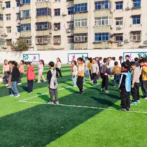 阳光下的体育课、游戏里的童年时光——舞钢市第六小学二年级体育公开课