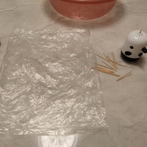 大家好我是实验小学一八班的周俊浩今天我们的实验是《神奇的保鲜袋》