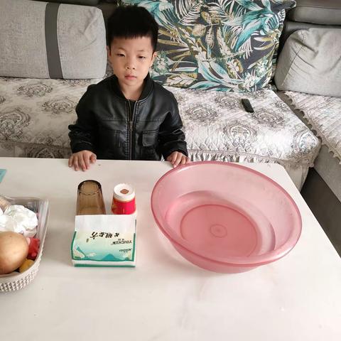 大家好我是实验小学一八班的的周俊浩，今天我们的实验是《安然无恙的纸巾》