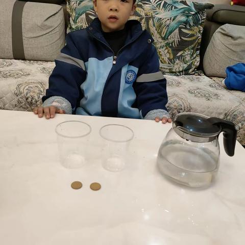 大家好，我是实验小学一八班周俊浩今天我们的实验是《消失的硬币》。