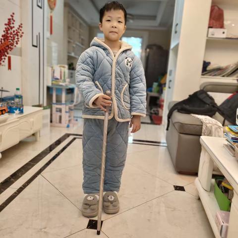 大家好我实验小学一八班的周俊浩今天我们的实验是《保持平衡》