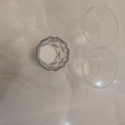 大家好我是实验小学一年级（8）班的周俊浩今天我们的实验是《食盐溶解》